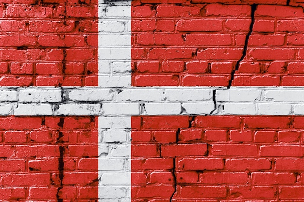 Bandera danesa pintada en una vieja pared de ladrillos