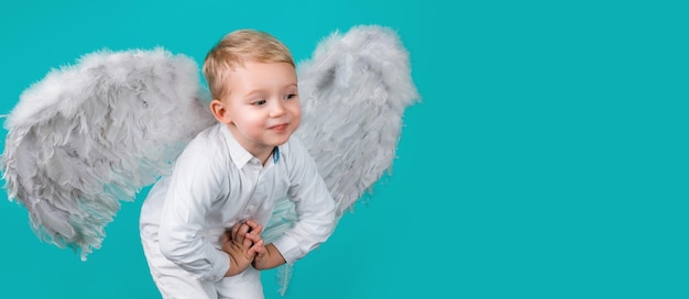 Foto bandera del día de san valentín con niño ángel niño ángel pequeño bebé lindo con cabello rubio en blanco