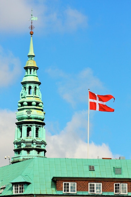 Bandera de Dinamarca en el centro de la ciudad de Copenhague