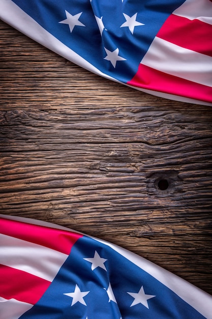 Bandera de EE.UU. Bandera estadounidense. Bandera americana sobre fondo de madera vieja. Vertical.