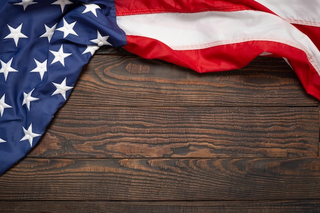 Bandera de EE. UU. Endecha plana sobre fondo vintage de tablero de madera marrón con vista superior de espacio de copia Banner