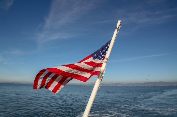 Bandera de los eeuu en el mar en san francisco