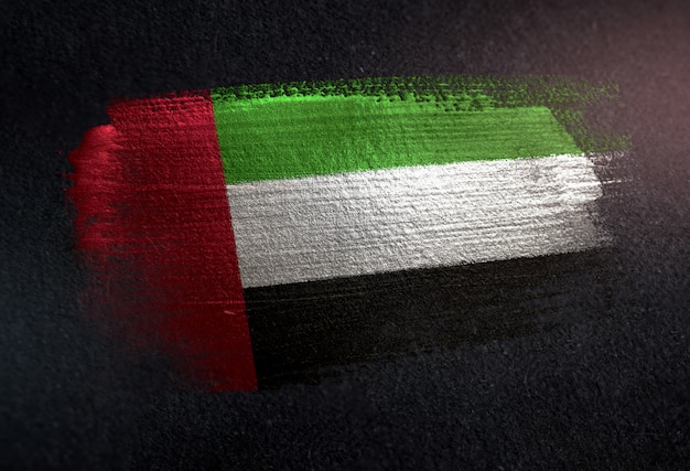 Bandera de Emiratos Árabes Unidos hecha de pintura de pincel metálico en la pared oscura de grunge
