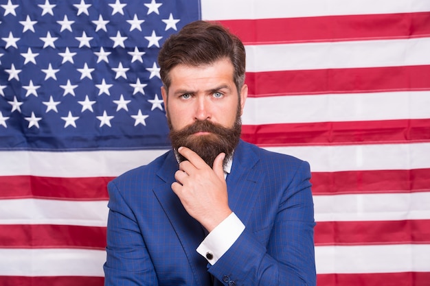 La bandera es su orgullo. Día de la Independencia de Estados Unidos 4 de julio. hombre serio en la bandera nacional de Estados Unidos. victoria y libertad. educación y negocios en américa. Programa de intercambio de estudiantes. Pueblo patriota estadounidense.