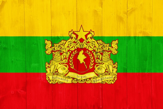 Foto bandera y escudo de armas de la república de la unión de myanmar en un fondo texturizado collaje conceptual