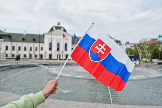 Bandera de Eslovaquia contra el Palacio de Grassalkovich Residencia del presidente de Eslovaquia en Bratislava