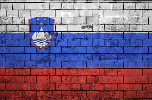 La bandera de Eslovenia está pintada en una vieja pared de ladrillos