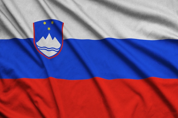 Bandera de Eslovenia con muchos pliegues.