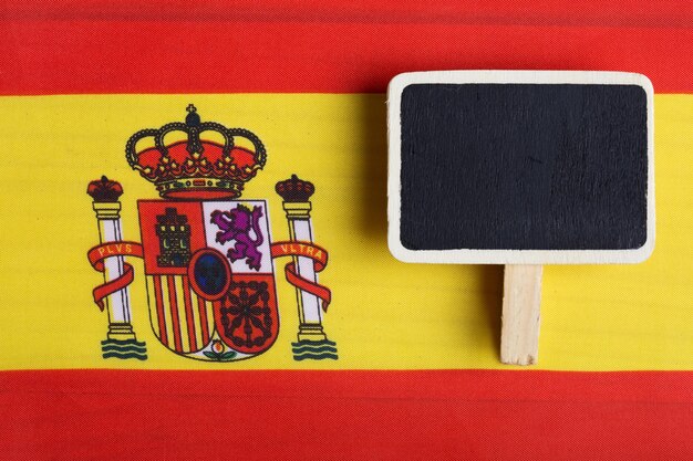 Bandera de España y espacio de copia de pizarra en blanco