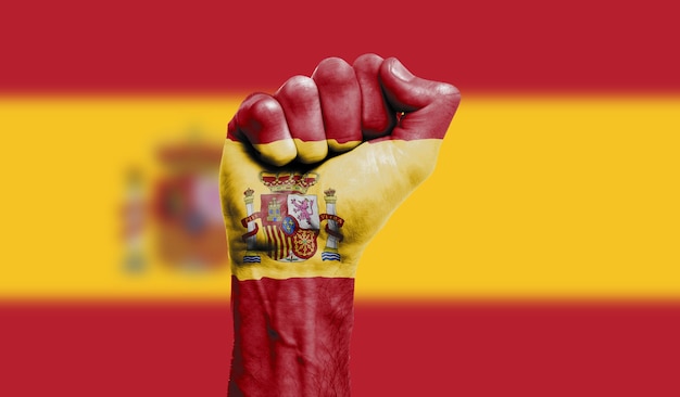 Bandera de España pintada en un concepto de protesta de fuerza de puño cerrado