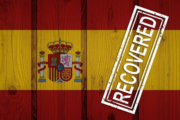 Bandera de España que sobrevivió o se recuperó de las infecciones de la epidemia de coronavirus o coronavirus. Bandera de grunge con sello recuperado