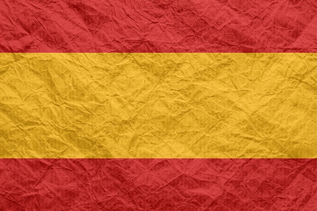 Bandera de España en el viejo papel artesanal arrugado Papel tapiz de fondo texturizado para el diseño