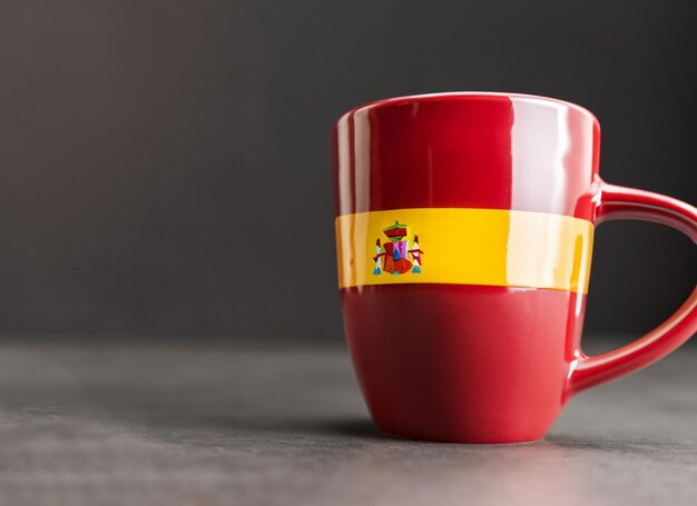 Foto bandera española y muñeca y copa y estadio de fútbol y reloj y marco