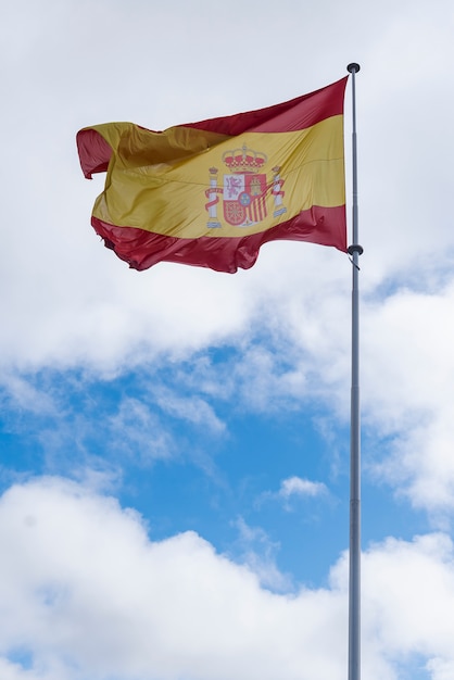 Bandera española ondeando al viento