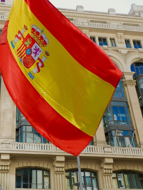 Bandera española ondeando en las calles de Madrid España