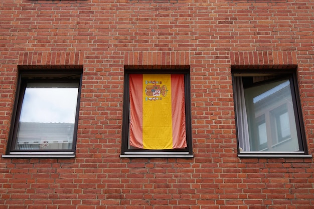 bandera española en la ventana