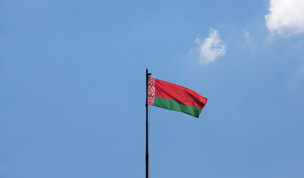 Bandera del estado de Bielorrusia en un cielo azul