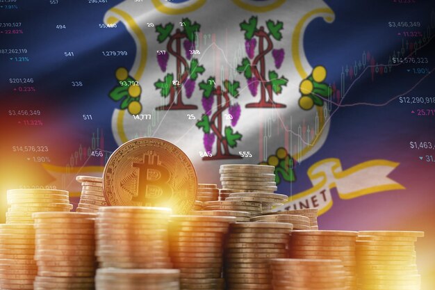 Bandera del estado de Connecticut EE. UU. Y gran cantidad de monedas de bitcoin doradas y gráfico de plataforma de negociación Moneda criptográfica