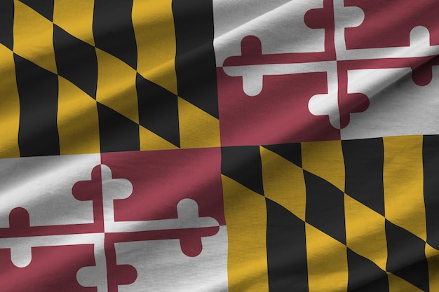 Foto bandera del estado de maryland, ee. uu. con grandes pliegues ondeando de cerca bajo la luz del estudio en el interior los símbolos y colores oficiales en la pancarta