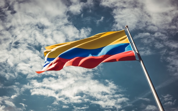 bandera del estado nacional de colombia ondeando