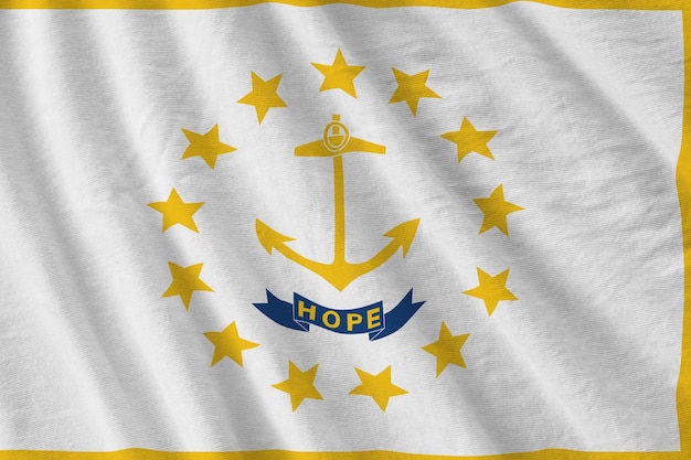 Bandera del estado de Rhode Island con grandes pliegues ondeando de cerca bajo la luz del estudio en el interior de la oficina