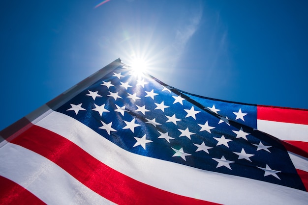 Bandera de los Estados Unidos de América en el fondo del cielo azul.