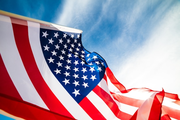 Bandera de los Estados Unidos de América en el fondo del cielo azul