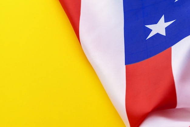 Bandera de los Estados Unidos de América sobre un fondo amarillo