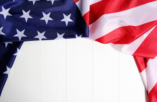 Bandera de Estados Unidos de América sobre un fondo blanco. Día de la Independencia y Día de los Caídos.
