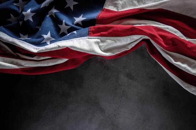 Bandera de los Estados Unidos de América sobre fondo de cemento Simbólico estadounidense 4 de julio o Día de la Memorial de Estados Unidos Copiar espacio para el texto