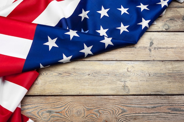 Bandera de los Estados Unidos de América sobre fondo de madera. Fiesta de los veteranos de los Estados Unidos, Memorial, Independencia y Día del Trabajo.