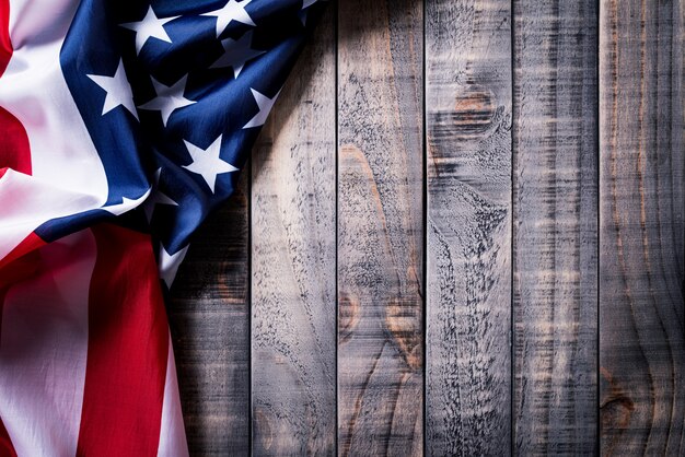 Bandera de los Estados Unidos de América sobre fondo de madera.