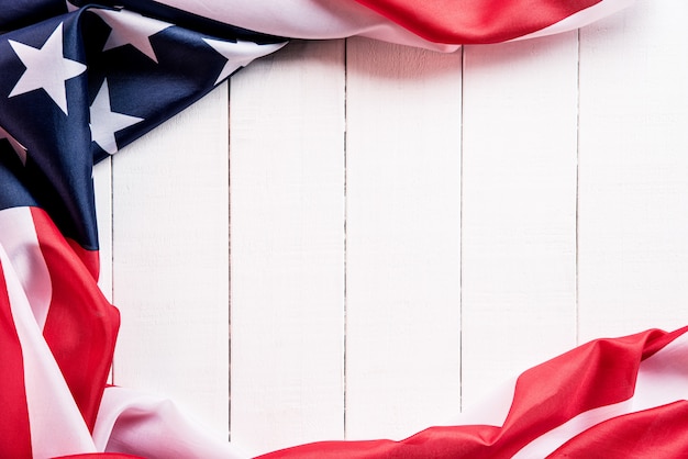 Foto bandera de los estados unidos de américa sobre superficie de madera blanca.