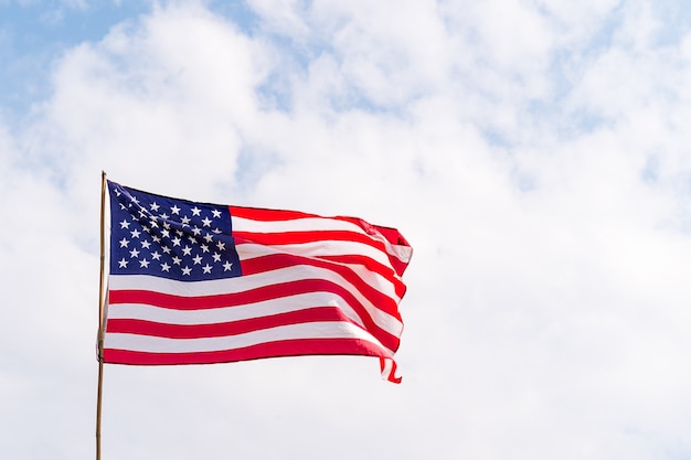 Bandera de los Estados Unidos de América en el viento