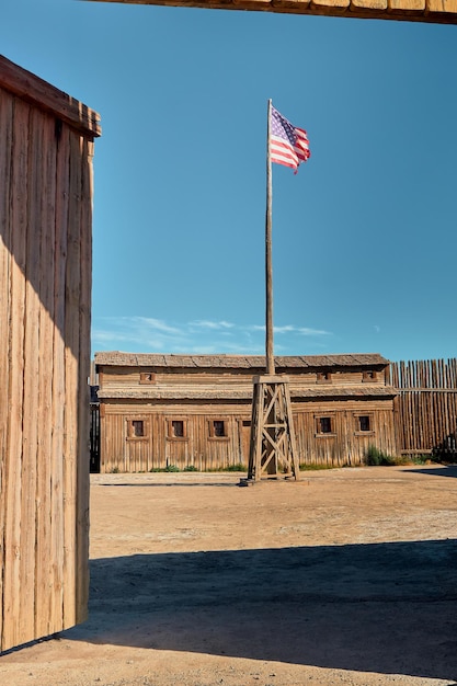 Bandera de Estados Unidos en un antiguo fuerte