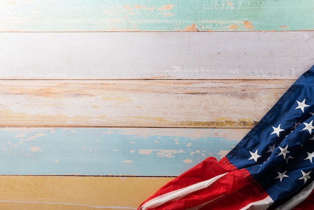 Bandera de Estados Unidos para el día de los Caídos sobre fondo de madera abstracto