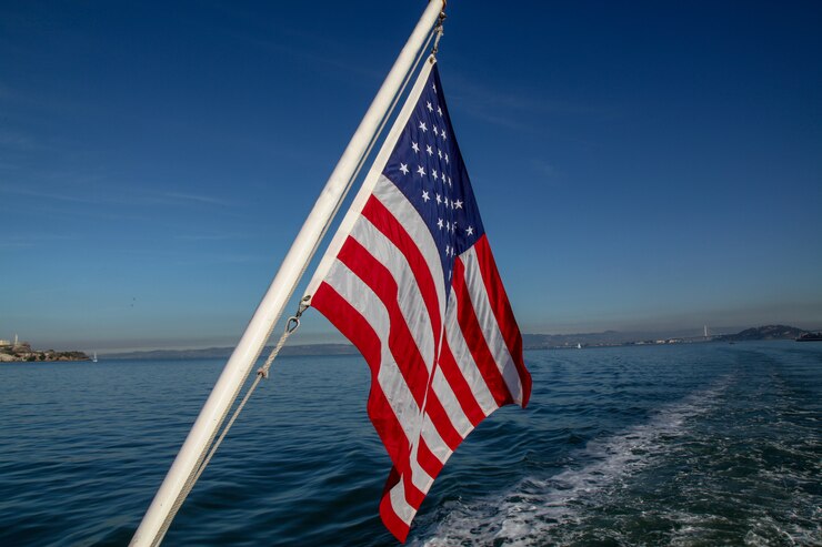 Bandera de Estados Unidos en el mar en San Francisco, Estados Unidos