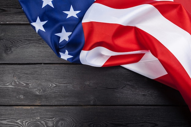 Bandera de Estados Unidos en la mesa de madera oscura