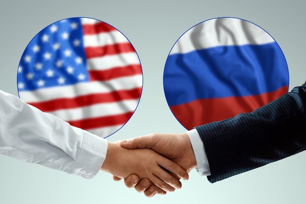 Bandera de Estados Unidos y Rusia. El concepto de amistad de los pueblos, se dan la mano.