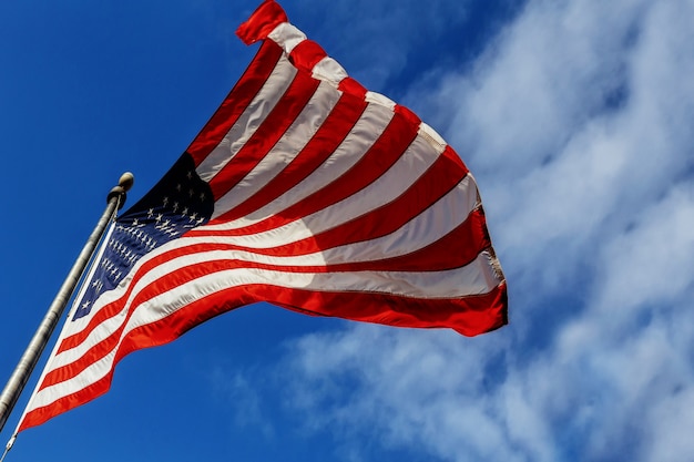 Bandera de Estados Unidos sobre fondo de cielo azul