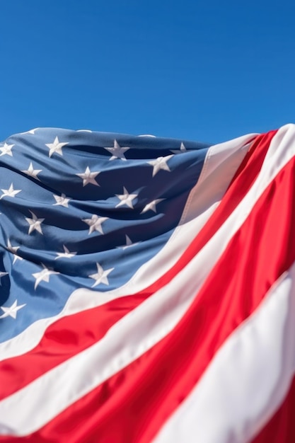 Bandera estadounidense contra el telón de fondo de un cielo azul