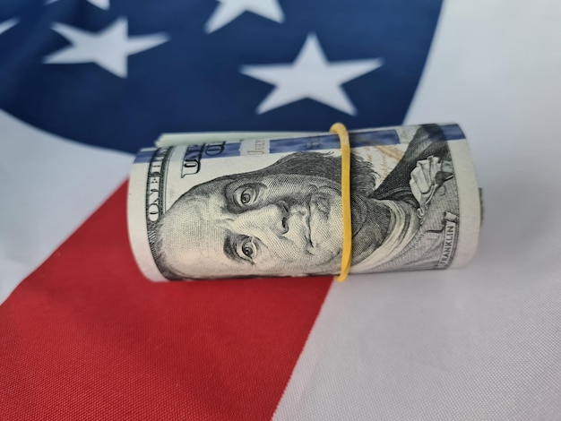 Bandera estadounidense y dólar en efectivo Billete de dólar