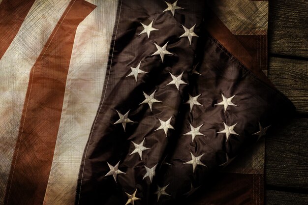 Foto bandera estadounidense envejecida y arrugada. bandera antigua sobre fondo de madera. valor, honor y lealtad. los caídos serán recordados para siempre.
