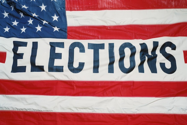 La bandera estadounidense expuesta con una audaz pancarta electoral para el próximo evento político