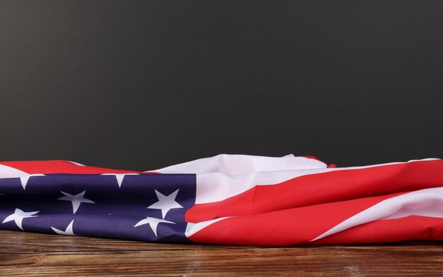La bandera estadounidense en una mesa de madera
