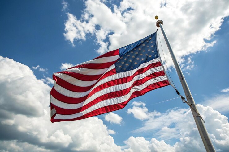 La bandera estadounidense ondeando en el cielo