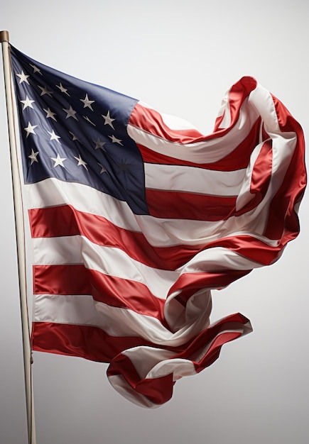 La bandera estadounidense ondeando en el viento sobre un fondo blanco Imagen de la bandera estadounidense