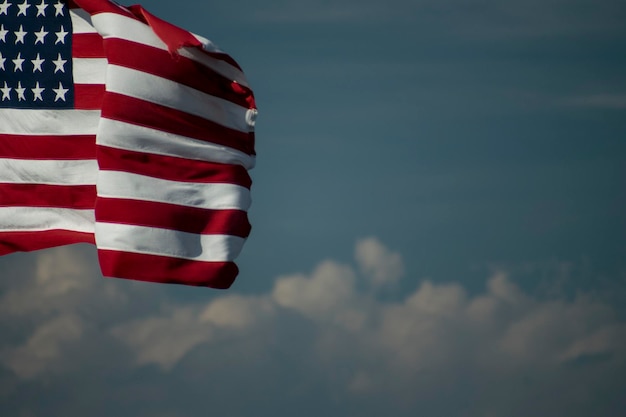 La bandera estadounidense recortada contra el cielo