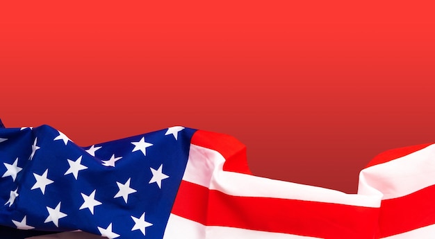 Bandera estadounidense sobre fondo rojo para el Día de los Caídos el 4 de julio Día del Trabajo