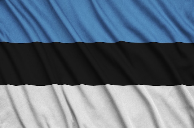 La bandera de Estonia está representada en una tela de tela deportiva con muchos pliegues.